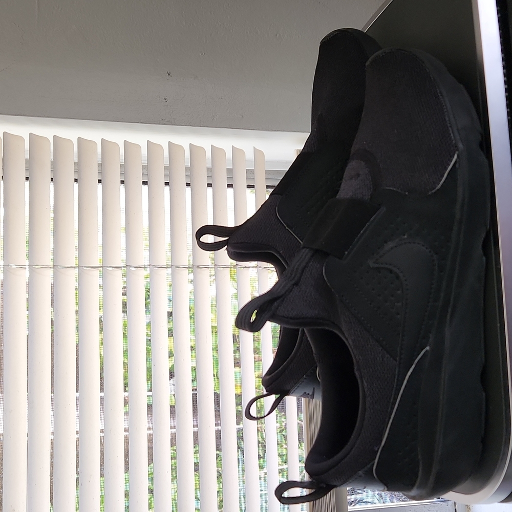 NIKE Men's Black/ Gray Tennis Shoes Size 10